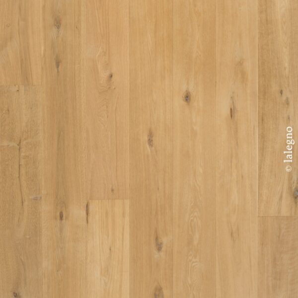 Parquet en chêne naturel clair, longues lames larges et finition rustique. Grain visible et nœuds sombres. Marque d'eau: © lalegno.