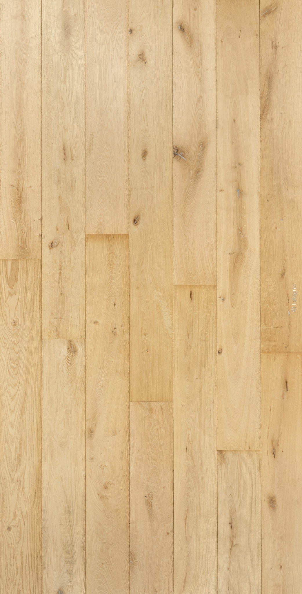 Plancher en chêne clair, lames larges verticales. Finition naturelle mate avec des nœuds rustiques et des joints décalés.