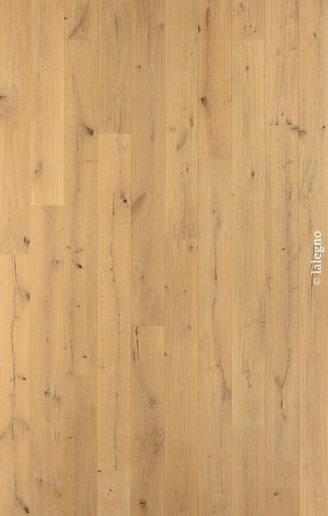 Parquet chêne clair naturel, lames larges à pose flottante. Finition rustique avec nœuds et fissures. Marque © lalegno.