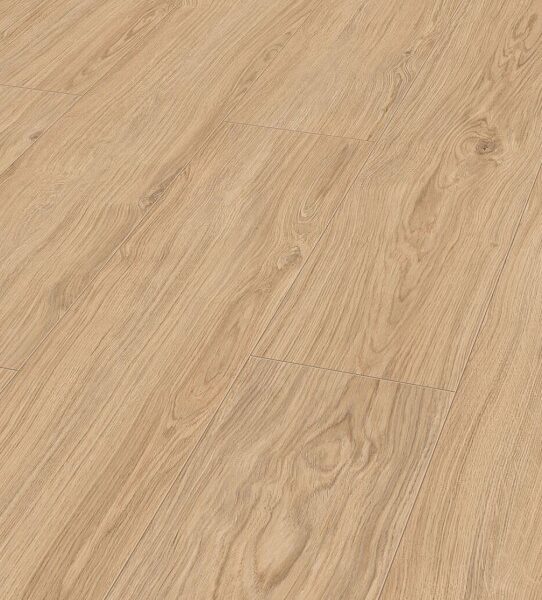 Plancher stratifié chêne naturel clair, lames posées en diagonale. Texture bois visible avec grain et nœuds subtils.