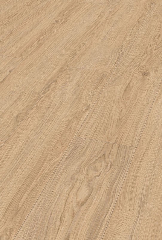 Plancher stratifié chêne naturel clair, lames posées en diagonale. Texture bois visible avec grain et nœuds subtils.