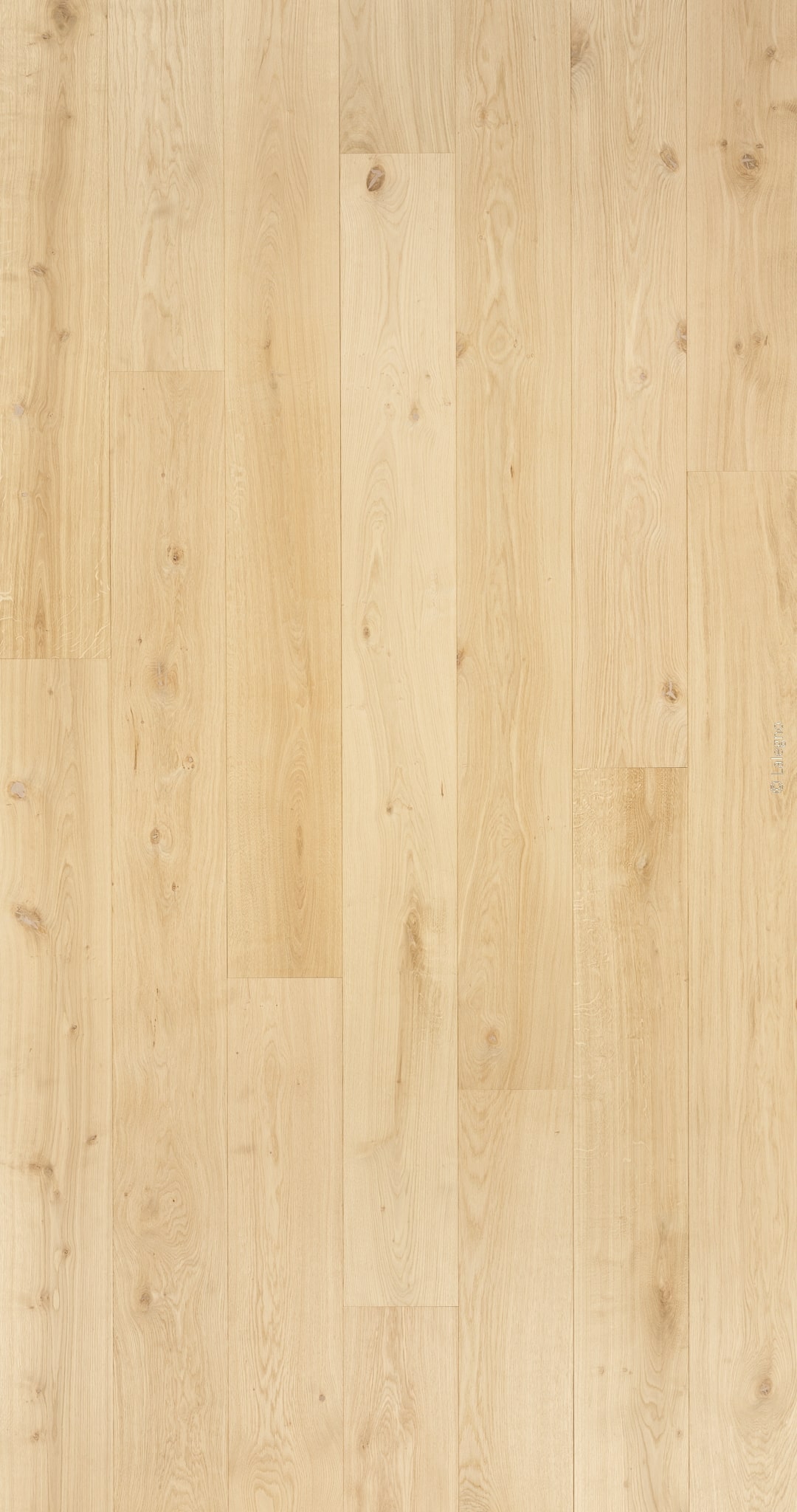 Parquet en chêne clair brossé. Grandes lattes de bois au grain naturel et quelques nœuds, offrant un sol moderne et lumineux.