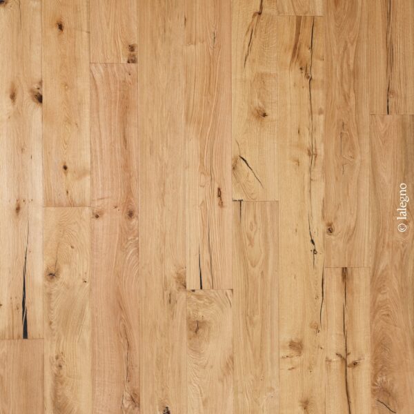 Parquet en chêne rustique naturel, lames verticales claires, présentant des nœuds et des fissures noires marquées. Copyright © lalegno.