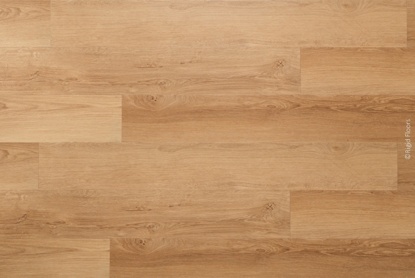 Revêtement de sol en planches effet bois chêne miel, grain et nœuds naturels. Pose décalée. Watermark : © Rigid Floors.