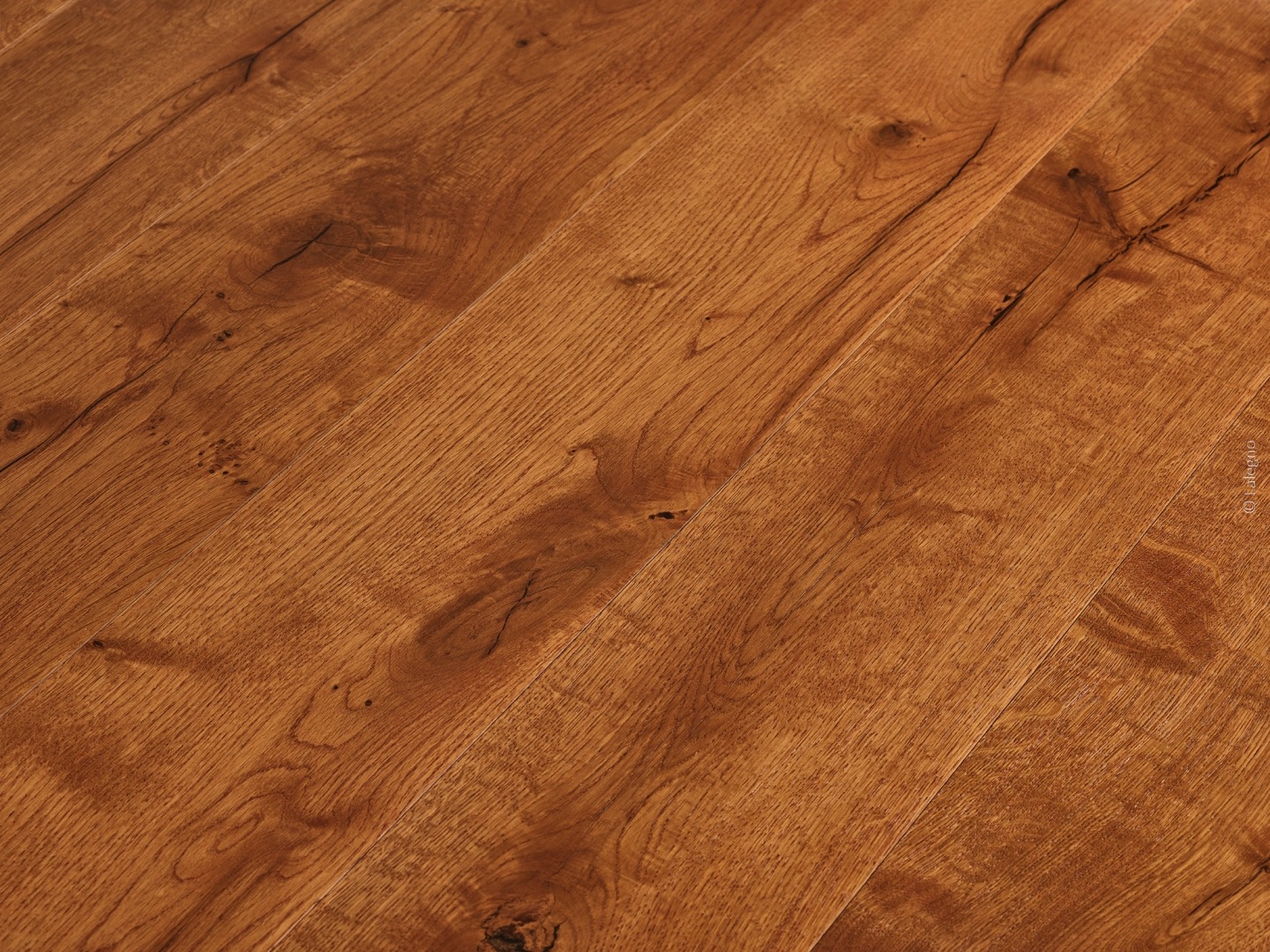 Lattes de plancher en bois de chêne brun rustique posées en diagonale. Texture vieillie, nœuds et fissures foncés bien visibles.