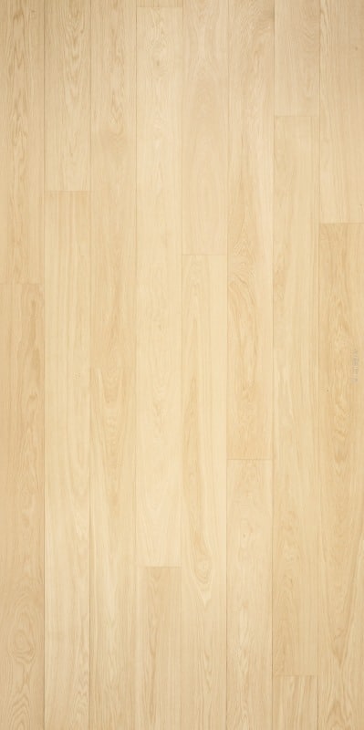 Plancher en bois clair, chêne blond, lames verticales. Grain naturel subtil, pose décalée et finition mate pour un revêtement moderne.