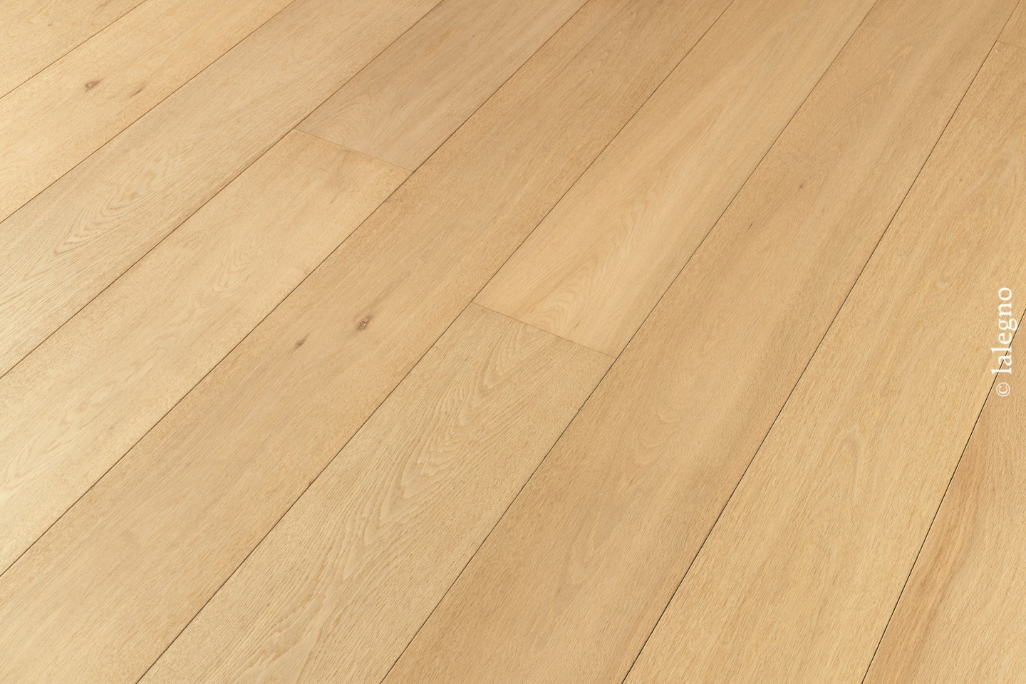 Plancher bois clair en chêne à lames larges posées en diagonale. Texture naturelle et nœuds subtils. Marque : © lalegno.