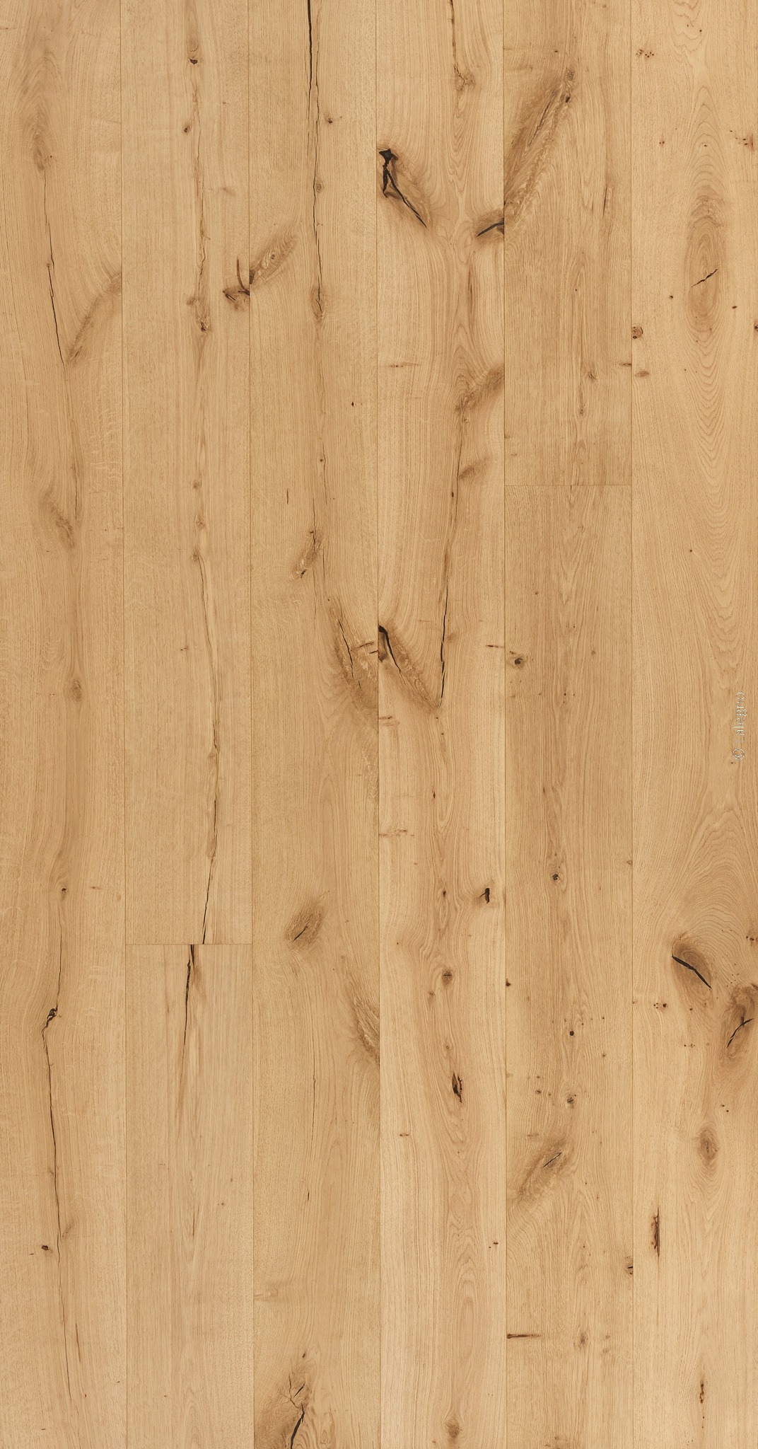 Plancher en chêne naturel rustique. Lames verticales claires avec grain prononcé, gros nœuds noirs et longues fissures.