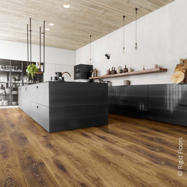 Cuisine moderne; îlot noir ébène, sol SPC Rigid Floors brun foncé, plafond bois clair, étagères rustiques et armoires vitrées.