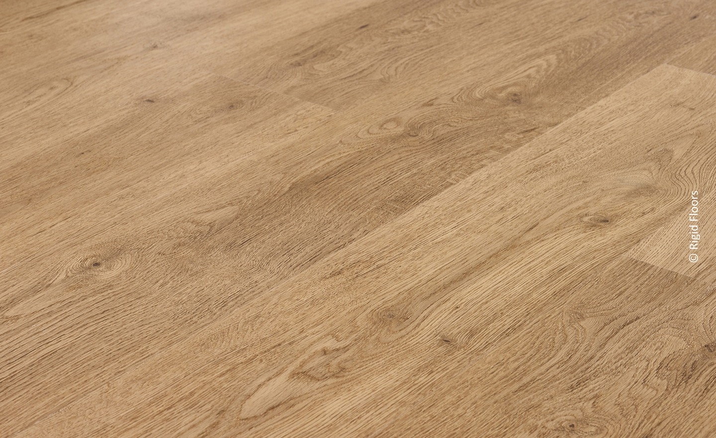 Plancher chêne clair à lattes. Gros plan sur le grain naturel et les nœuds du revêtement de sol. Copyright © Rigid Floors.