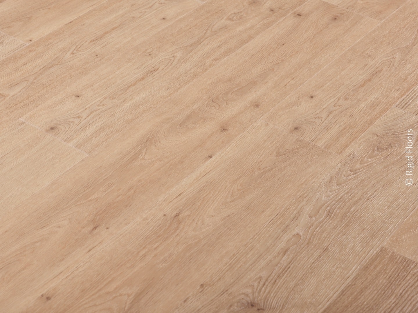 Revêtement de sol aspect chêne clair avec grain de bois naturel et nœuds. Plancher moderne en pose diagonale. © Rigid Floors.