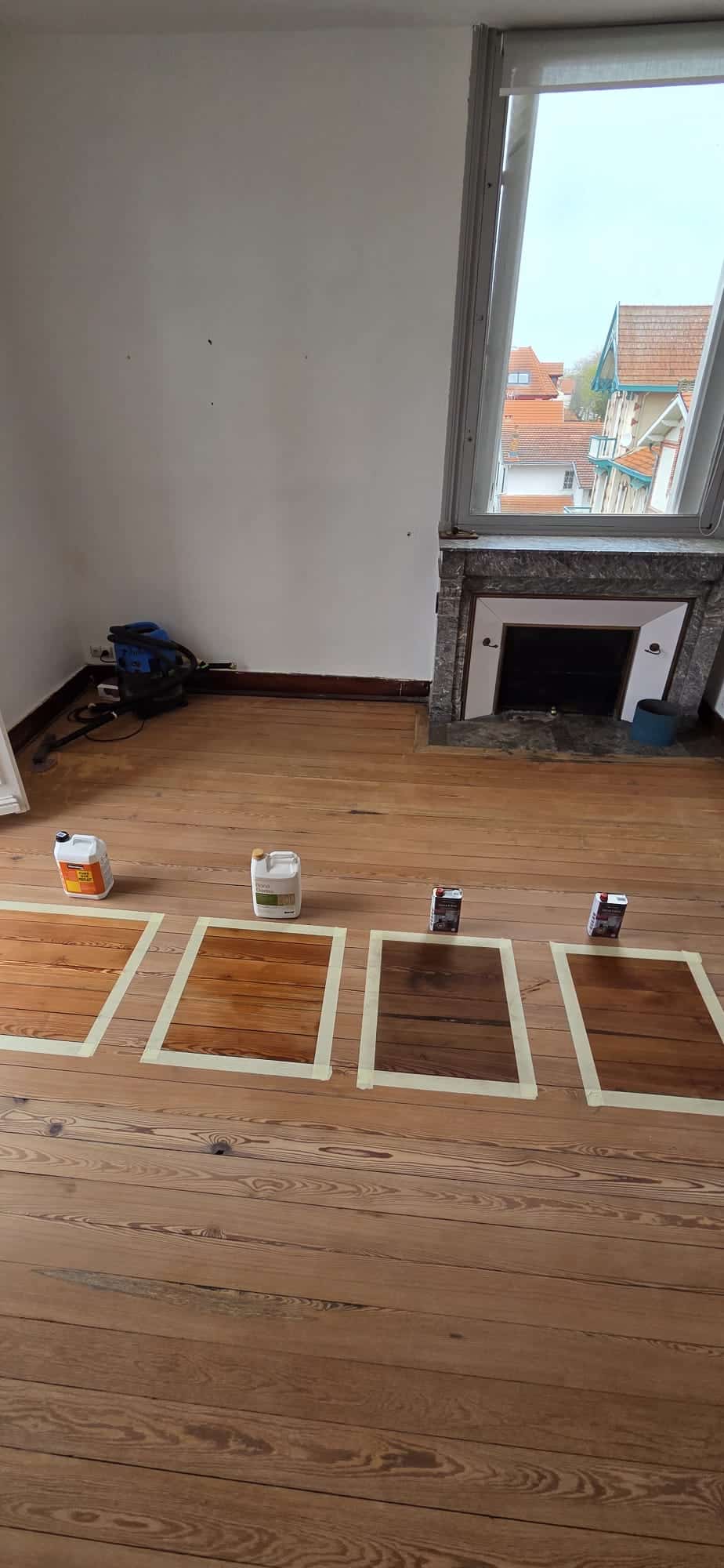 Échantillons de teintes pour parquet en bois massif, du clair au foncé, lors d'une rénovation de sol intérieur.