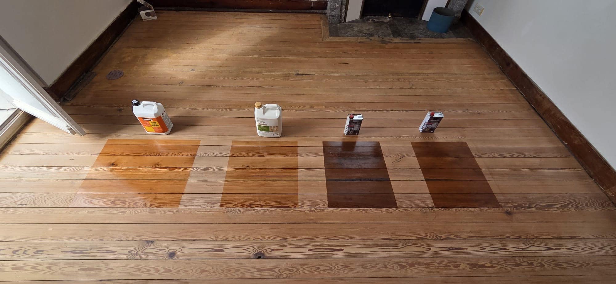 Échantillons de vernis Blanchon Fond Dur et Bona Domo sur parquet massif pour comparer les finitions.