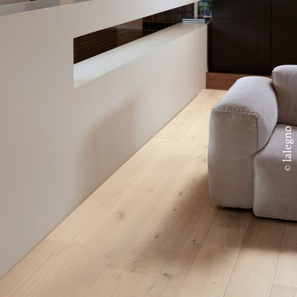 Parquet chêne clair Lalegno dans un salon moderne. Larges lames en bois naturel et décor épuré.