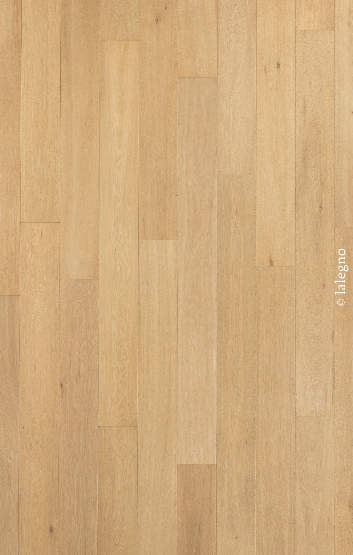 Parquet en chêne clair Lalegno aux planches verticales et veinage naturel. © lalegno