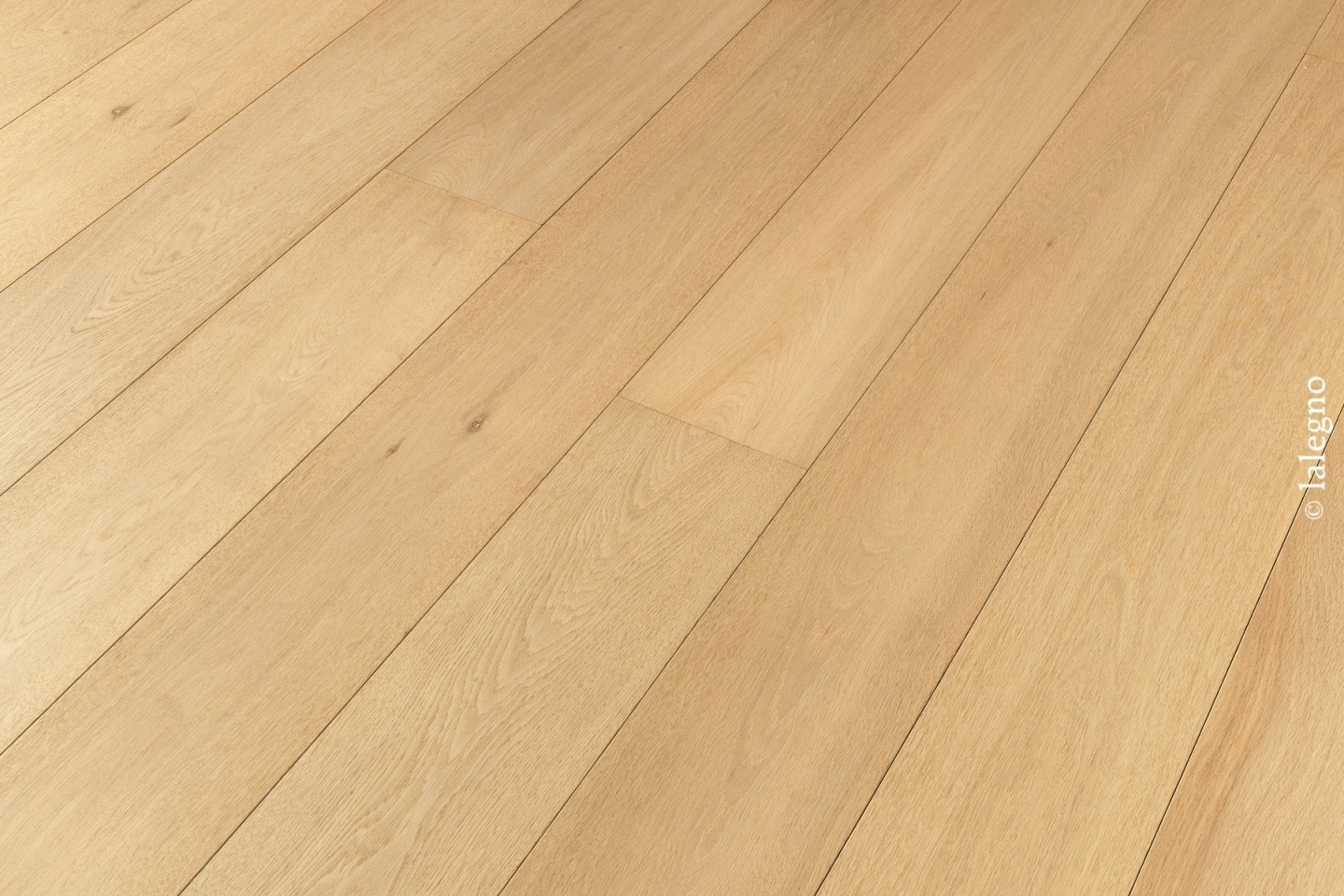 Parquet en chêne clair Lalegno à larges lames, montrant le veinage naturel et des nœuds discrets du bois.